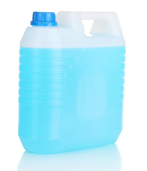 Blaue Flüssigkeit im Kanister isoliert auf weiß — Stockfoto