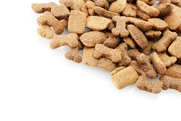 อาหารสุนัขแห้งที่แยกจากสีขาว — ภาพถ่ายสต็อก
