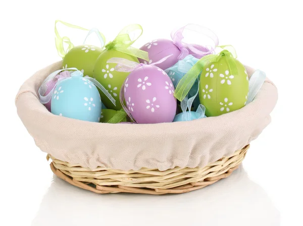 Πολύχρωμα Πασχαλινά αυγά στο καλάθι που απομονώνονται σε λευκό — Φωτογραφία Αρχείου