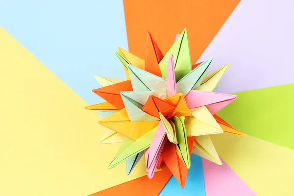 Farbenfroher Origami kusudama auf hellem Papierhintergrund — Stockfoto