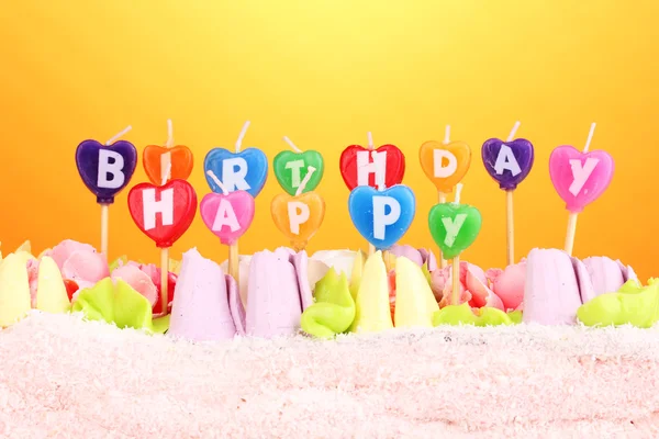 Gâteau d'anniversaire avec des bougies sur fond jaune — Photo