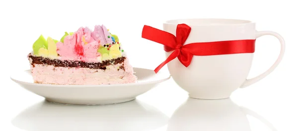 Kermainen kakku ja kuppi eristetty valkoinen — kuvapankkivalokuva