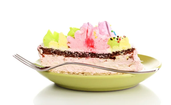 Сливочный торт на блюдце изолирован на белом — стоковое фото