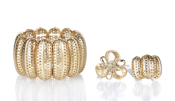 Красивый золотой браслет и кольца изолированы на белом — стоковое фото