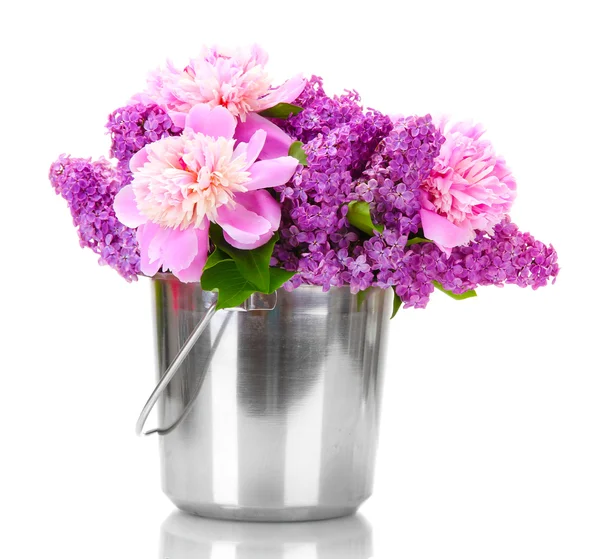 Mooie lila en pioenrozen bloemen in metalen emmer geïsoleerd op wit — Stockfoto
