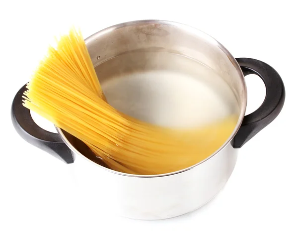 Готовить спагетти в кастрюле на белом фоне крупным планом — стоковое фото