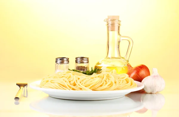 Composition of the delicious spaghetti on colorful background — Stock Photo, Image