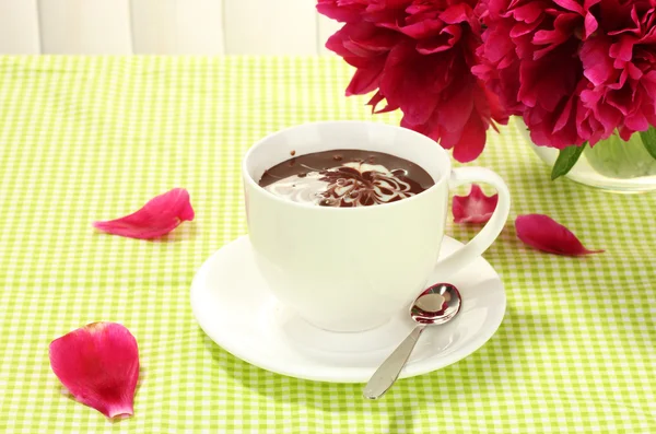Чашка гарячого шоколаду і квіти на столі в кафе — стокове фото