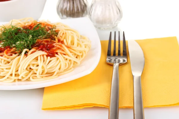 Композиция вкусных приготовленных спагетти с томатным соусом на белом фоне крупным планом — стоковое фото