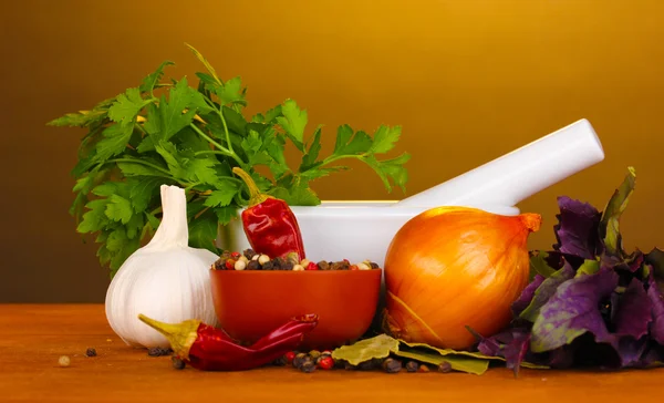Set von Zutaten und Gewürzen zum Kochen auf Holztisch auf braunem Hintergrund — Stockfoto