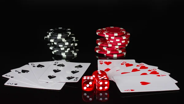 Combinazione vincente di carte da gioco con fiches e dadi su sfondo nero — Foto Stock
