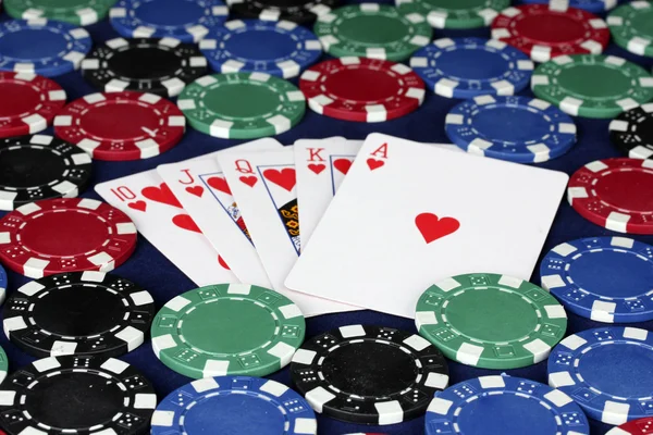 Королевский флеш в фишки для покера крупным планом — стоковое фото