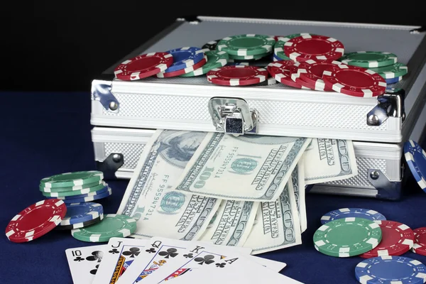 Koffer mit Dollars auf dem blauen Pokertisch in Großaufnahme — Stockfoto