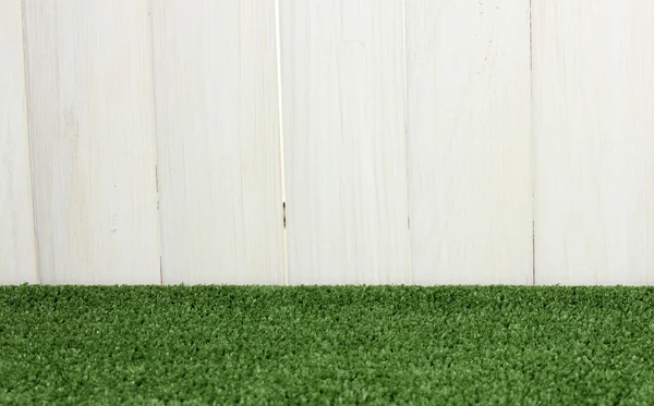 Bakgrund av grönt gräs mot vita ladan — Stockfoto