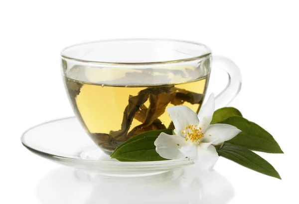 Чашка зеленого чая с жасмином цветы изолированы на белом — стоковое фото