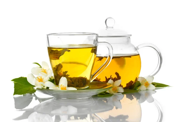 Yeşil çay ve fincanda yasemin ve beyaz çaydanlık. — Stok fotoğraf