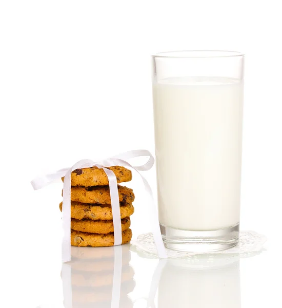 Szklankę mleka i ciasteczka na białym tle — Zdjęcie stockowe