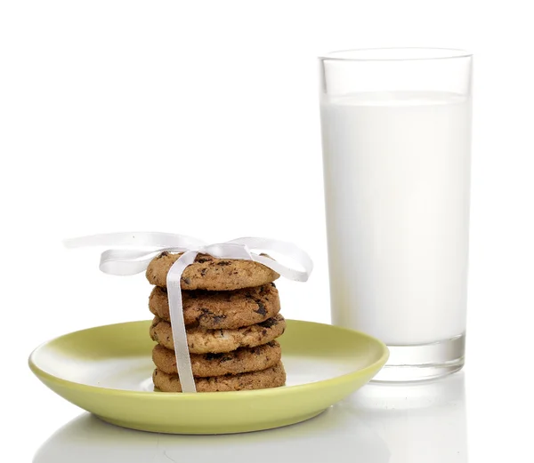 Glass med melk og cookies isolert på hvitt – stockfoto