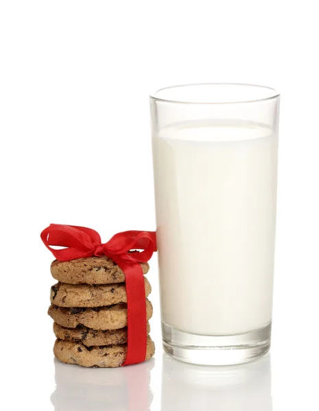 杯牛奶和饼干上白色隔离 — 图库照片