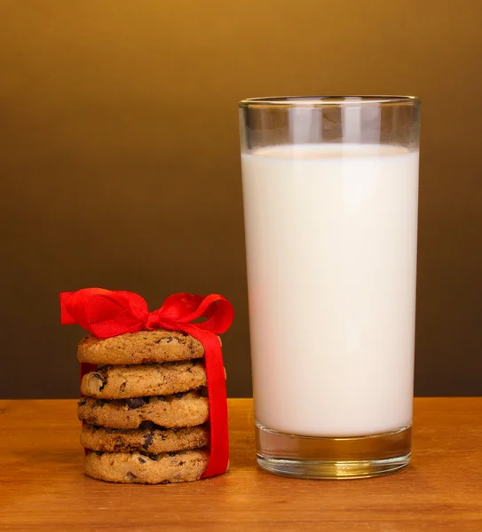 Ποτήρι γάλα και τα cookies σε ξύλινο τραπέζι για καφέ φόντο — Φωτογραφία Αρχείου