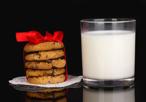 Bardak süt ve kurabiye üzerine siyah izole — Stok fotoğraf