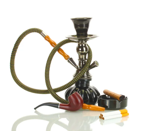 Ferramentas de fumar - um narguilé, charuto, cigarro e tubo isolado no fundo branco — Fotografia de Stock