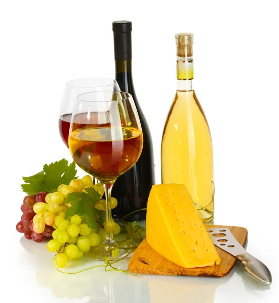 Garrafas e copos de vinho, queijo e uvas maduras isolados em branco — Fotografia de Stock