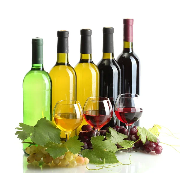 ボトルとグラスのワインと白で隔離される熟したブドウ — ストック写真