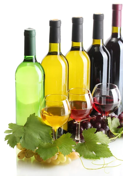 Flaschen und Gläser Wein und reife Trauben isoliert auf weiß — Stockfoto