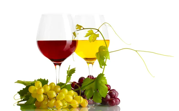 Ποτήρια κρασί και ώριμα σταφύλια με φύλλα που απομονώνονται σε λευκό — Φωτογραφία Αρχείου