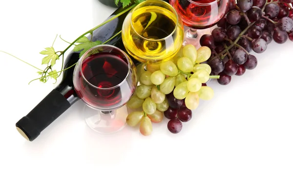 Botella y copas de vino y uvas maduras aisladas en blanco —  Fotos de Stock
