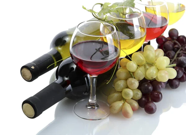 Garrafas e copos de vinho e uvas maduras isoladas sobre branco — Fotografia de Stock