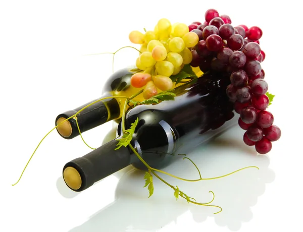 瓶酒和成熟的葡萄上白色隔离 — 图库照片