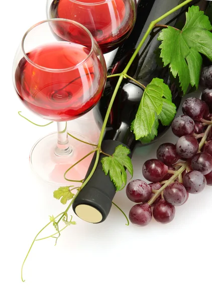 Láhev a skleničky vína a zralé hrozny izolovaných na bílém — Stock fotografie