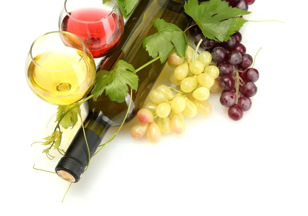 Butelki i kieliszków wina i dojrzałych winogron na białym tle — Zdjęcie stockowe