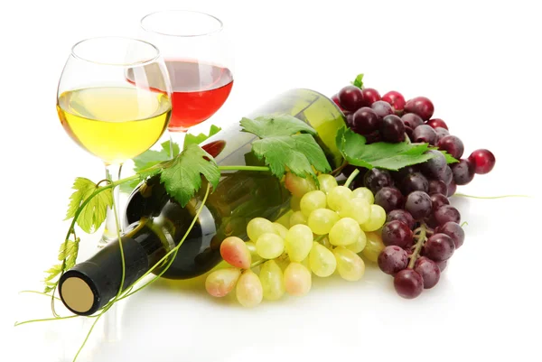 ボトル、ワインと白で隔離される熟したブドウのグラス — ストック写真