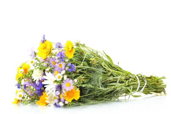 Gyönyörű csokor világos vadvirágok, elszigetelt fehér — Stock Fotó