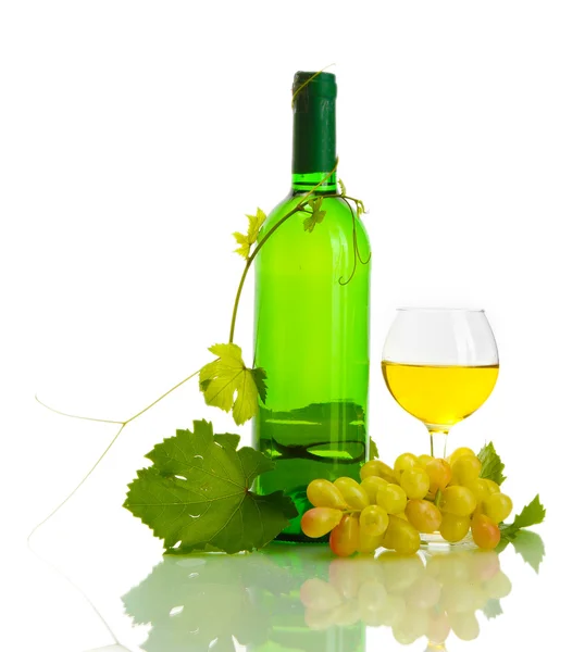 Fles, glas wijn en rijpe druiven geïsoleerd op wit — Stockfoto