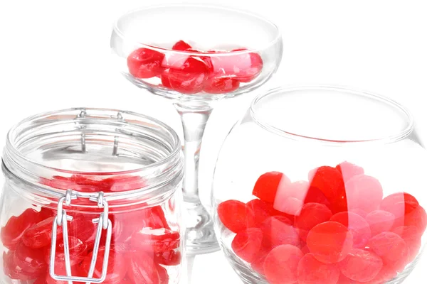 Kleur snoepjes in glazen geïsoleerd op wit — Stockfoto