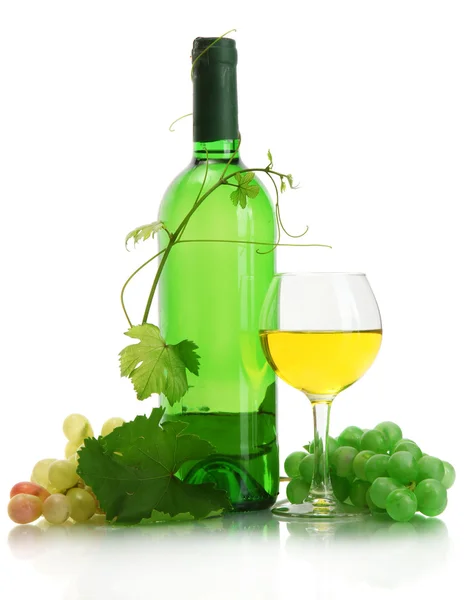 Şişe, bardak şarap ve olgunlaşmış üzümler beyaz izole — Stok fotoğraf
