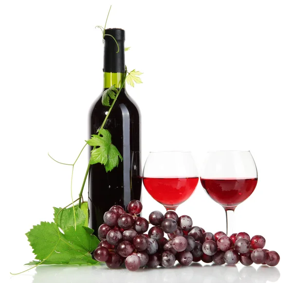 Botella, vasos de vino y uvas maduras aisladas en blanco —  Fotos de Stock