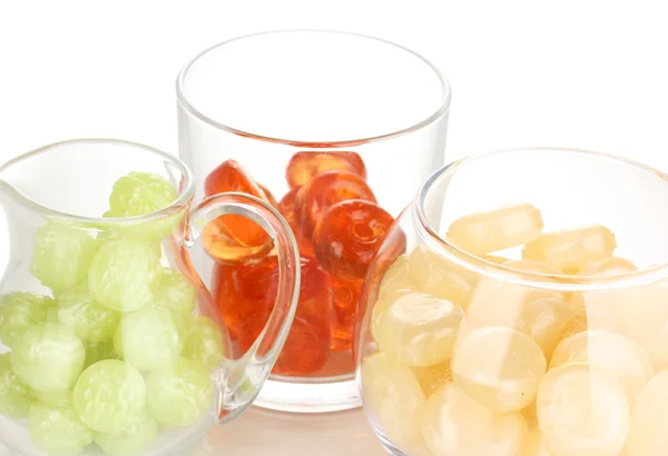 Caramelos de color en vasos aislados en blanco —  Fotos de Stock