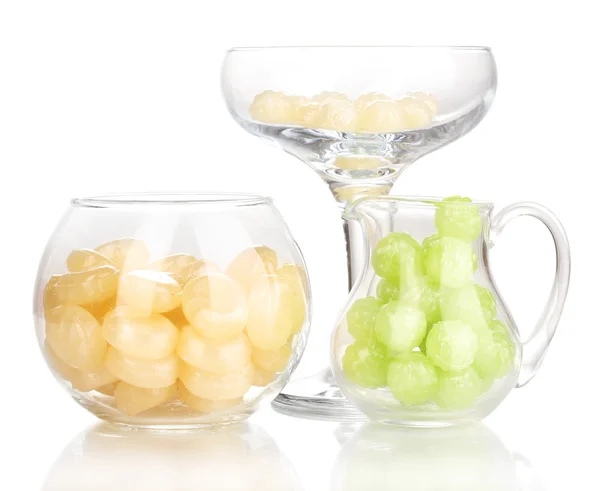 Цветные конфеты в стаканах изолированы на белом — стоковое фото
