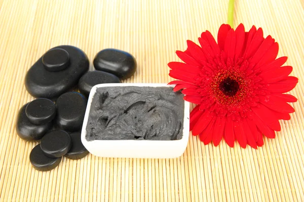 Kosmetiska lera för spa-behandlingar på halm bakgrund närbild — Stockfoto