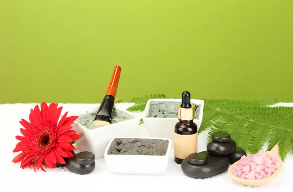 Kosmetik-Ton für Wellness-Behandlungen auf grünem Hintergrund Nahaufnahme — Stockfoto