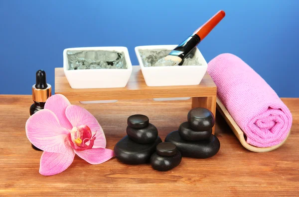 Kosmetiska lera för spa-behandlingar på ljusa blå bakgrund närbild — Stockfoto