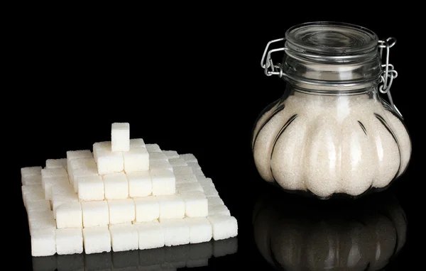 Açúcar refinado em tigela de açúcar de vidro isolado em preto — Fotografia de Stock