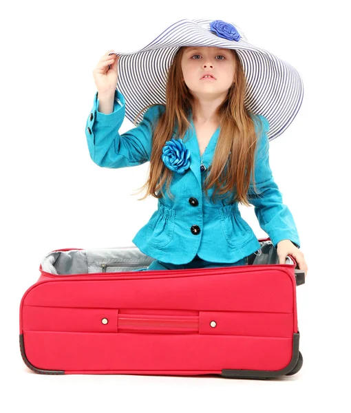 Porträt eines kleinen Mädchens im Reisekoffer mit Hut auf weißem Hintergrund — Stockfoto