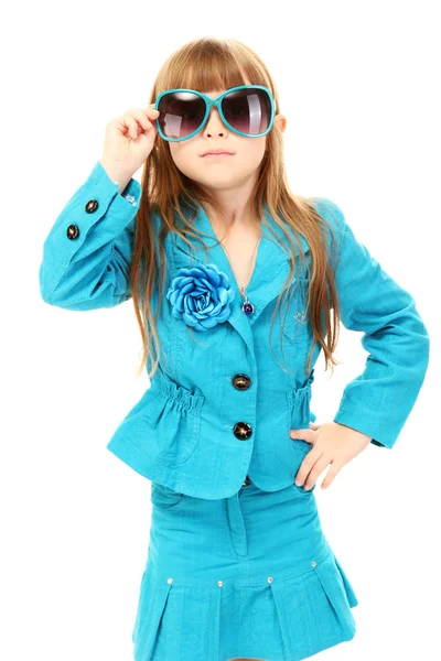 Портрет забавной маленькой девочки в солнечных очках, изолированных на белом — стоковое фото