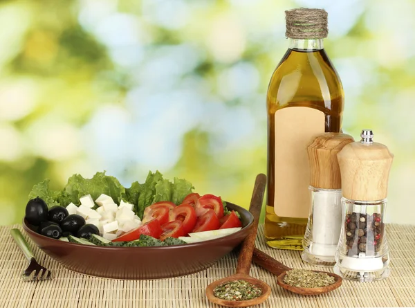 Вкусный греческий салат на ярко-зеленом фоне — стоковое фото